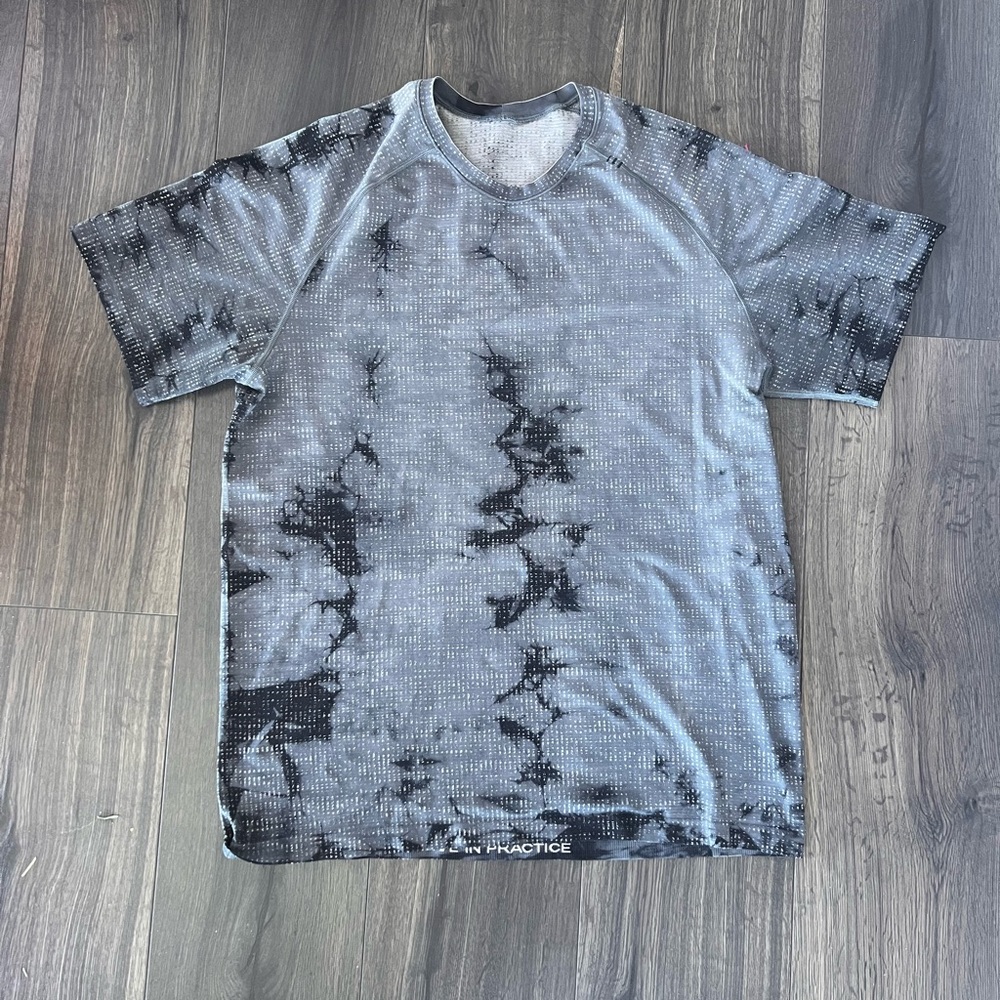Lululemon Men’s Workout Tshirt - Size L
